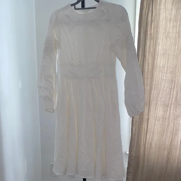 Elegant White Lace Dress - Picture 1 of 8